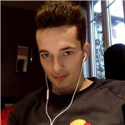 Etudiant donnant des cours de maths et de physique-chimie